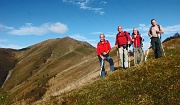 21 Con tre amici del GAC appena  sopra il Passo Baciamorti (1540 m) con vista in Pizzo Baciamorti